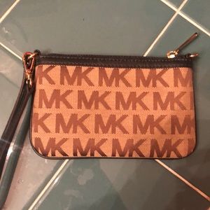 MICHAEL KORS CLUTCH!!